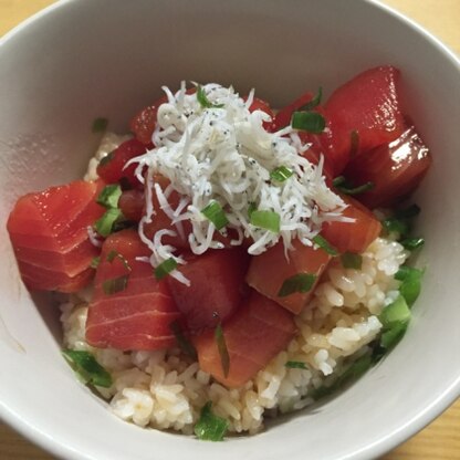 海苔などは無かったので、しらすと刻みネギで！
とても美味しいです！
ごま油が効きますね！